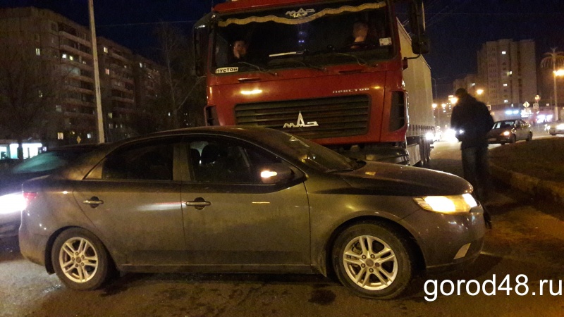 Иномарка попала под грузовик в Липецке Иномарка попала под грузовик в Липецке