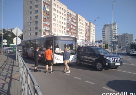 На площади Победы столкнулись внедорожник и автобус