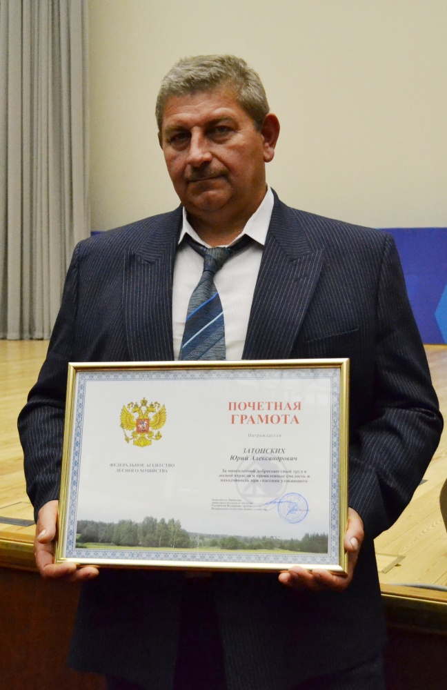 Спасший ребенка рабочий лесопожарной бригады получил награду Спасший ребенка рабочий лесопожарной бригады получил награду