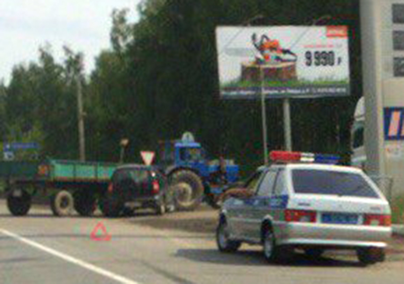 На выезде из Лебедяни автомобиль врезался в трактор На выезде из Лебедяни автомобиль врезался в трактор