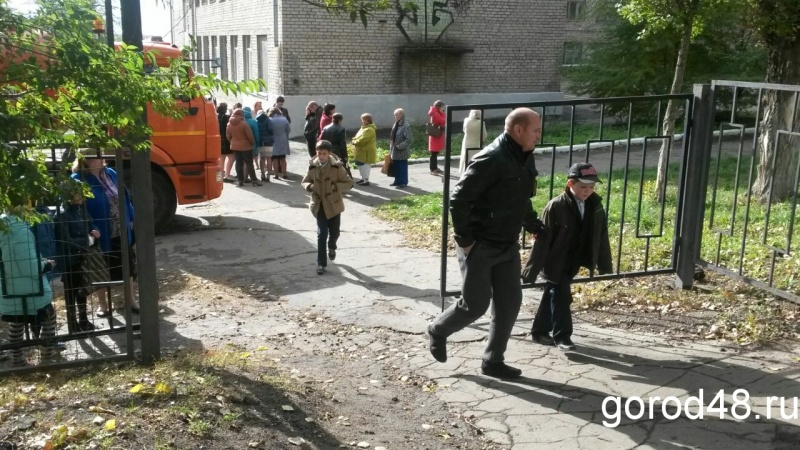 «В здании бомба, срочно выводите людей!» «В здании бомба, срочно выводите людей!»