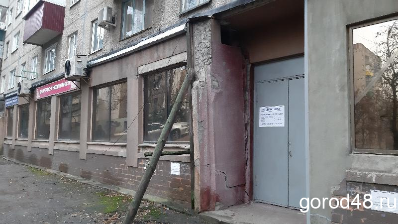 В Липецке падающую стену «хрущевки» подперли бревном В Липецке падающую стену «хрущевки» подперли бревном