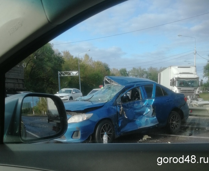 На воронежской трассе в массовом ДТП пострадал один человек На воронежской трассе в массовом ДТП пострадал один человек