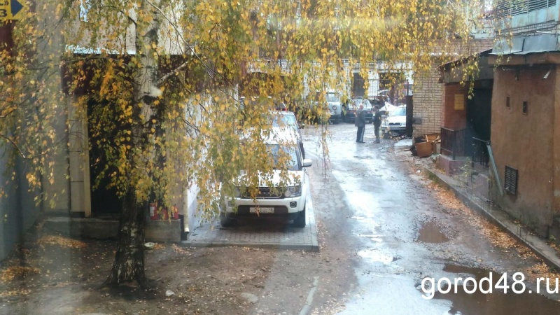 На площади Петра Великого горел «Land Rover Discovery» На площади Петра Великого горел «Land Rover Discovery»