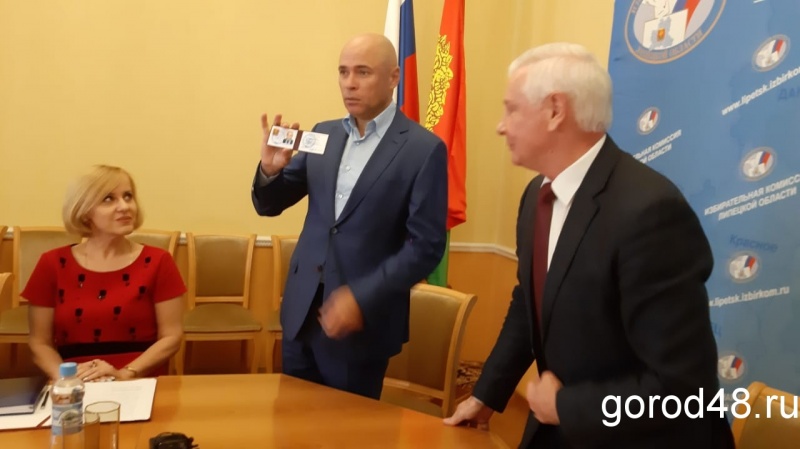 Врио губернатора вручили удостоверение кандидата на должность главы администрации области Врио губернатора вручили удостоверение кандидата на должность главы администрации области