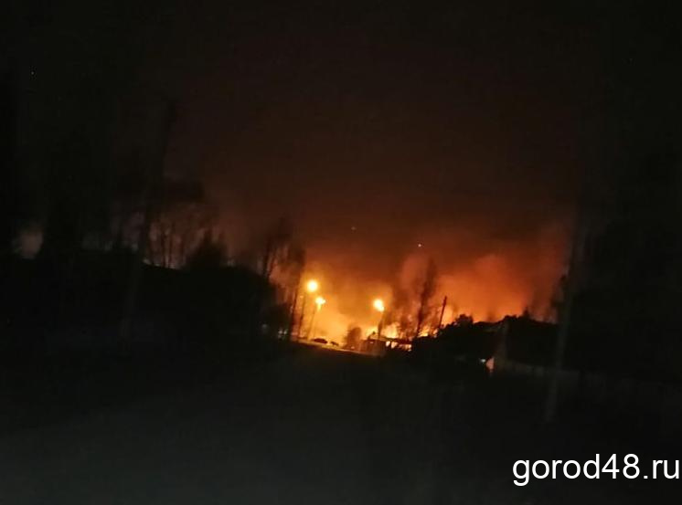 Под Карамышево горит трава в пойме реки Воронеж Под Карамышево горит трава в пойме реки Воронеж