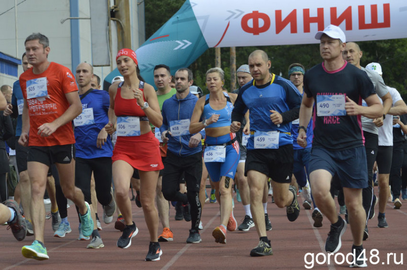 Полумарафон липецк 2024. Бег марафон липецк. Бежим на клуб. Спортсмены. Забег.