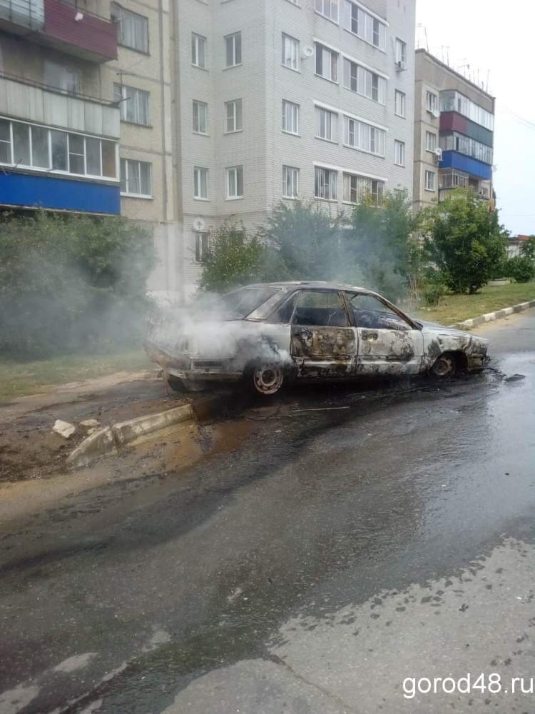 Под Липецком сгорел автомобиль Под Липецком сгорел автомобиль