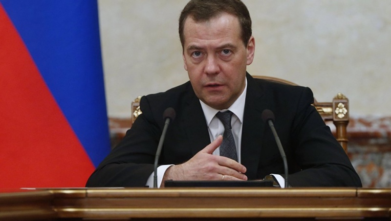 Медведев предложил запретить в России американские товары Медведев предложил запретить в России американские товары
