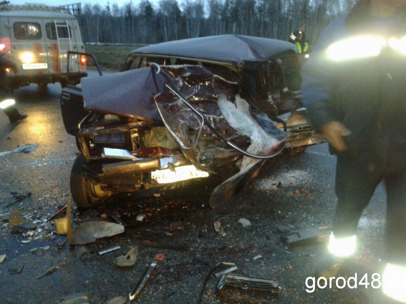 В лобовом столкновении на грязинской трассе погибли два человека В лобовом столкновении на грязинской трассе погибли два человека