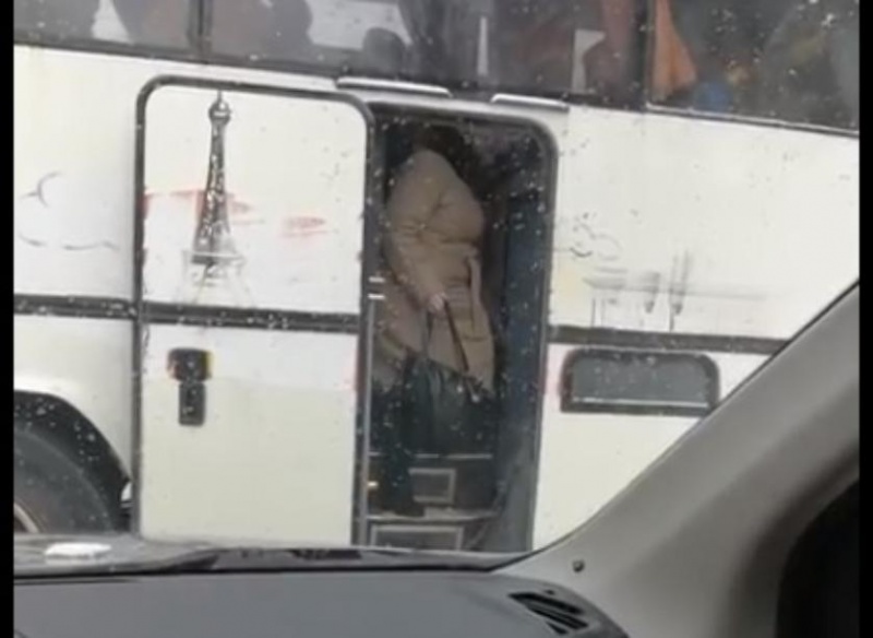 «Ну-ка, в сугроб давай детей! Давай!» «Ну-ка, в сугроб давай детей! Давай!»
