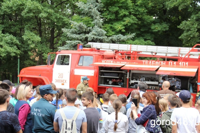 В детских лагерях показывают пожарную технику В детских лагерях показывают пожарную технику