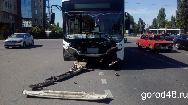 Автобус догнал легковушку на площади Мира Автобус догнал легковушку на площади Мира