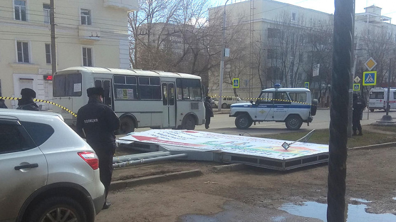 В Уфе упавший рекламный щит раздавил женщину В Уфе упавший рекламный щит раздавил женщину