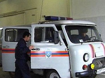 Пострадавших в аварии двух девушек извлекали из салона автомобиля спасатели Пострадавших в аварии двух девушек извлекали из салона автомобиля спасатели