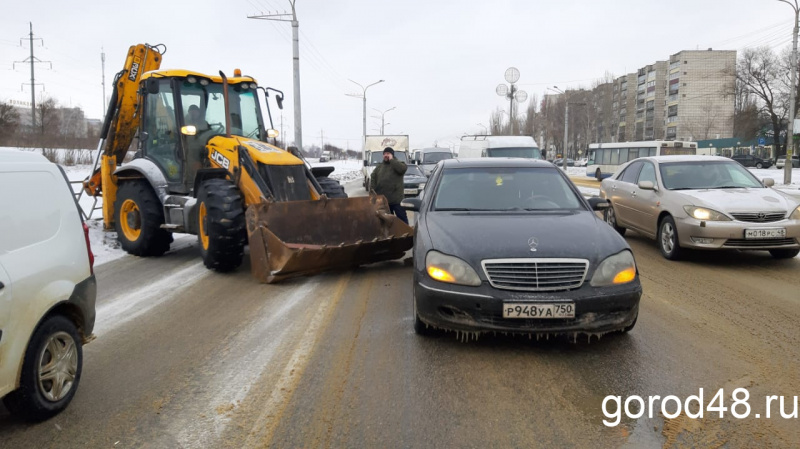 В москве грузили салат с ковша и раздавали