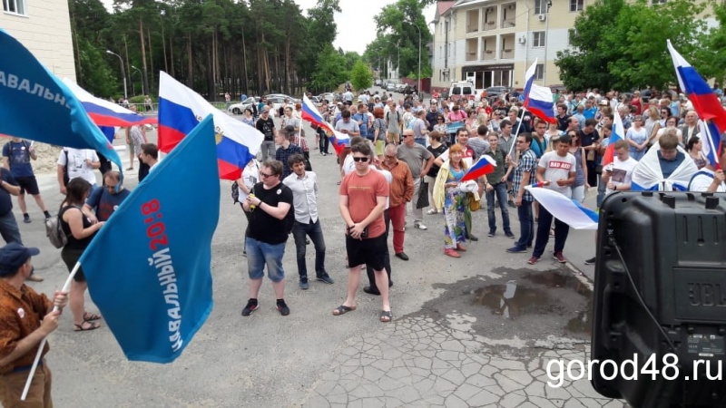 Около трехсот человек собрались на митинг против повышения пенсионного возраста Около трехсот человек собрались на митинг против повышения пенсионного возраста