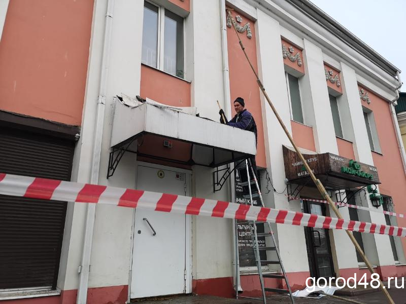 На сопредельном с «Унионом» здании посыпался фасад На сопредельном с «Унионом» здании посыпался фасад