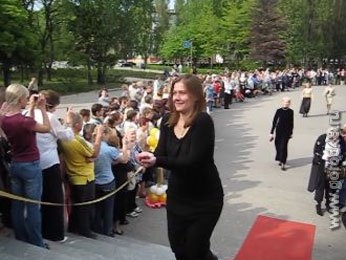 В Липецке звезды прошли по красной ковровой дорожке В Липецке звезды прошли по красной ковровой дорожке