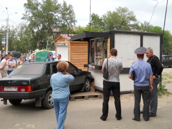 В Липецке автомобиль прижал школьницу к киоску В Липецке автомобиль прижал школьницу к киоску
