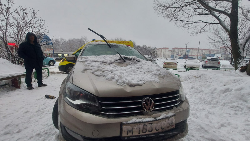 Снежный ком упал с крыши многоэтажки на автомобиль, в котором сидела женщина