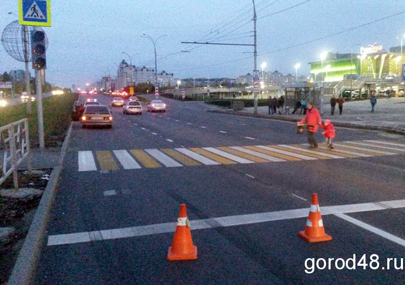 Автомобиль сбил ребенка у ТРЦ «Ривьера» Автомобиль сбил ребенка у ТРЦ «Ривьера»