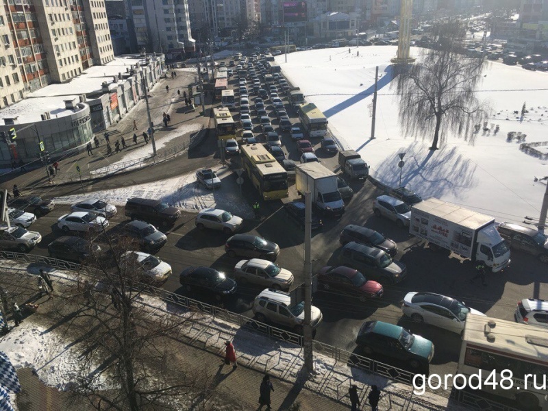 Площадь Победы встала из-за «Ауди» Площадь Победы встала из-за «Ауди»