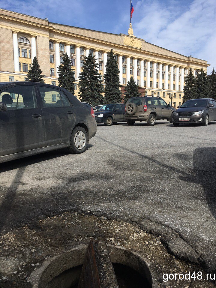 На Соборной площади — огромная яма На Соборной площади — огромная яма