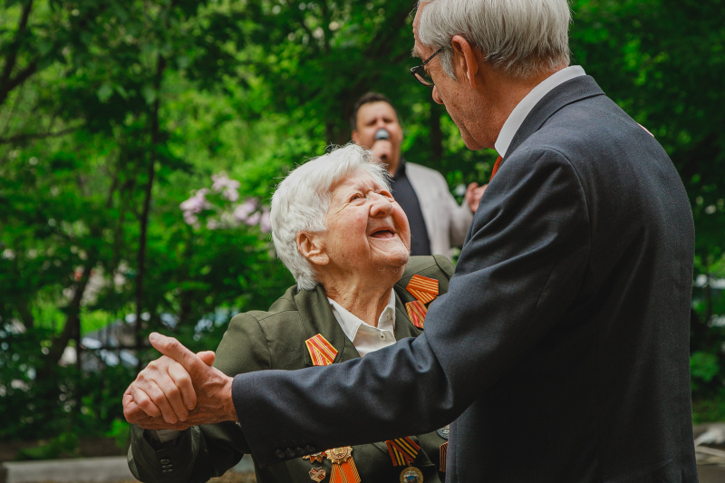 100-летняя липчанка танцевала во дворе в свой День рождения