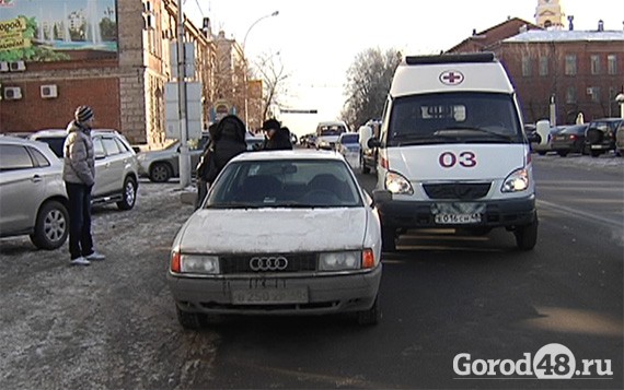 В Липецке машина скорой помощи с роженицей попала в аварию В Липецке машина скорой помощи с роженицей попала в аварию