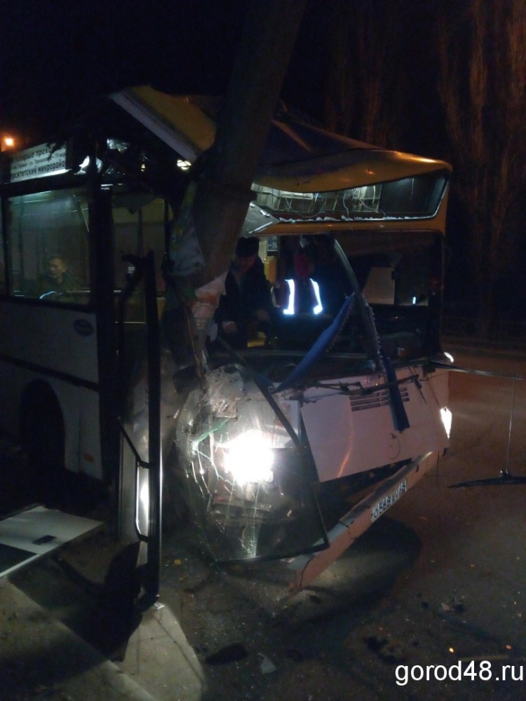 На улице Космонавтов пассажирский автобус врезался в столб На улице Космонавтов пассажирский автобус врезался в столб