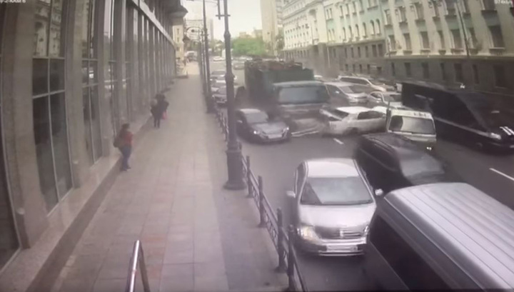 В центре Владивостока грузовик врезался в 19 машин В центре Владивостока грузовик врезался в 19 машин
