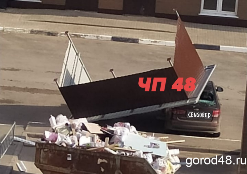 Ветер опрокинул на автомобиль «Киа» ограждение мусорной площадки Ветер опрокинул на автомобиль «Киа» ограждение мусорной площадки