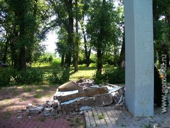 На липецком памятнике появились угрозы На липецком памятнике появились угрозы