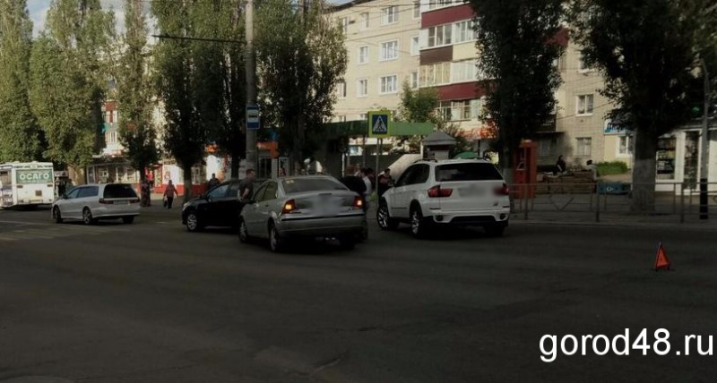 «Приора» угодила в «Джип» «Приора» угодила в «Джип»