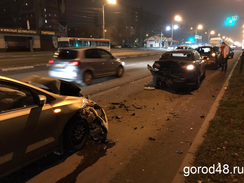 На улице Московской водитель «Фольксвагена» устроил двойное ДТП На улице Московской водитель «Фольксвагена» устроил двойное ДТП