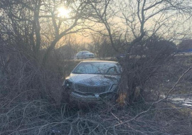 Автомобиль «Киа» вылетел с окружной трассы в огород, водитель попал в больницу