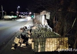 На Соколе кирпичный забор рухнул на пешеходную дорожку