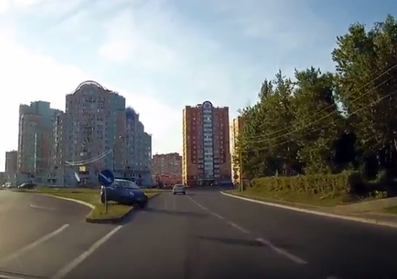 Малолитражка чуть не спровоцировала серьезную аварию (ВИДЕО) Малолитражка чуть не спровоцировала серьезную аварию (ВИДЕО)