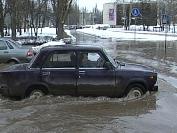 В Липецке затопило улицу Космонавтов В Липецке затопило улицу Космонавтов