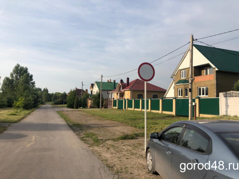 «Ты понимаешь, сколько у меня денег»: на месте разборки в Грязях установили дорожный знак «Ты понимаешь, сколько у меня денег»: на месте разборки в Грязях установили дорожный знак