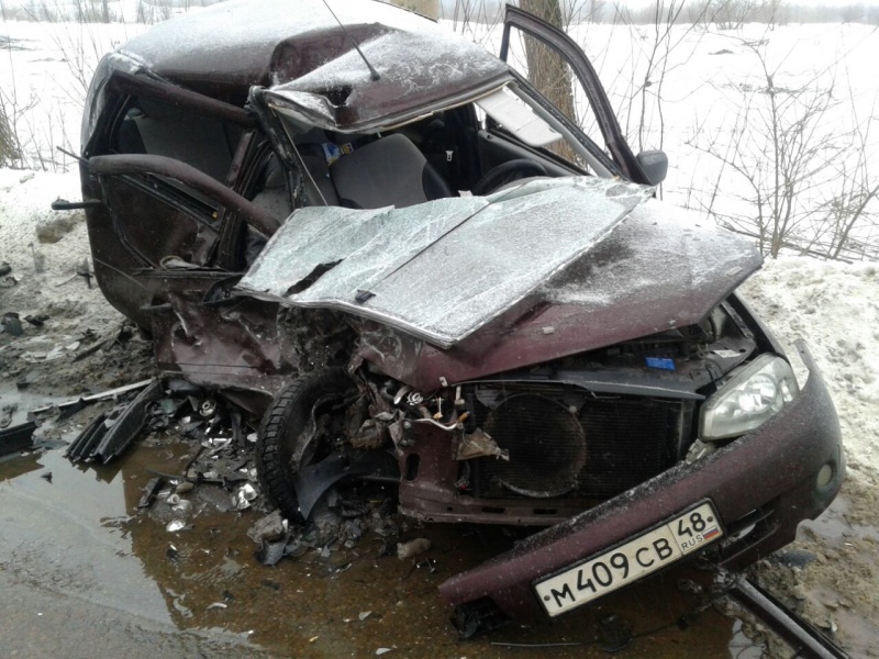 В лобовом столкновении у стекольного завода пострадала женщина-водитель В лобовом столкновении у стекольного завода пострадала женщина-водитель