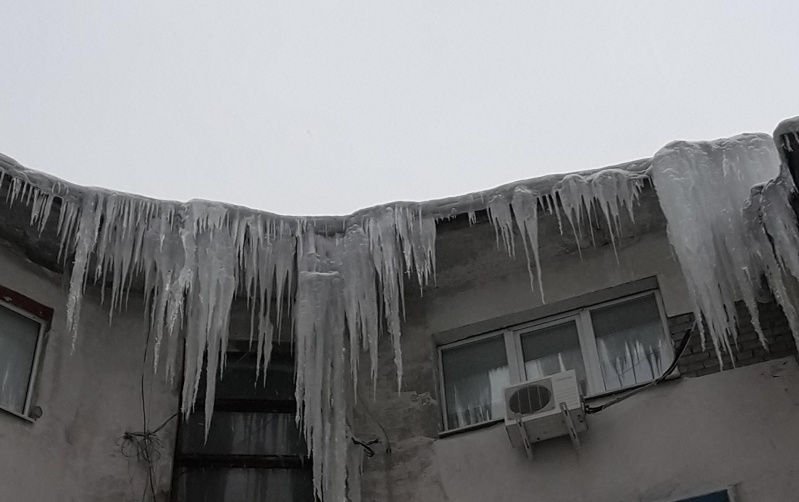 Липчане не могут добиться устранения 5-метровых сосулек Липчане не могут добиться устранения 5-метровых сосулек