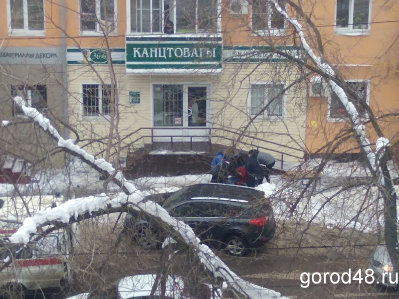 На улице Первомайской с крыши пятиэтажки упал мужчина На улице Первомайской с крыши пятиэтажки упал мужчина