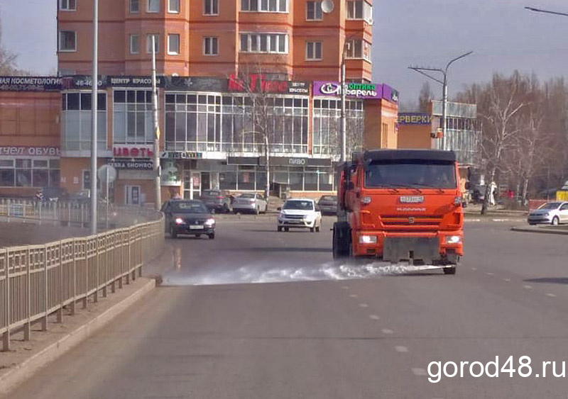 В Липецке началась влажная уборка асфальта В Липецке началась влажная уборка асфальта