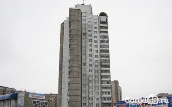 парковки во дворах жилых домов. 20 этажка. камера видеонаблюдения в многоквартирном доме. в. московская 85 липецк.