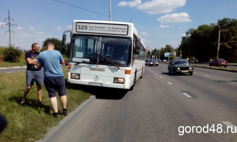 Автобус съехал с дороги на улице Московской после столкновения с легковым автомобилем Автобус съехал с дороги на улице Московской после столкновения с легковым автомобилем