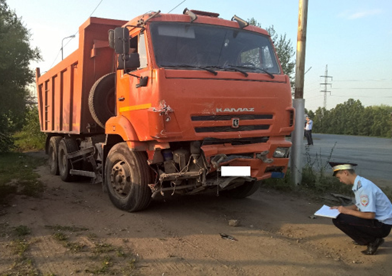 Под Чаплыгином пострадали водитель и пассажир врезавшейся в «КамАЗ» иномарки Под Чаплыгином пострадали водитель и пассажир врезавшейся в «КамАЗ» иномарки