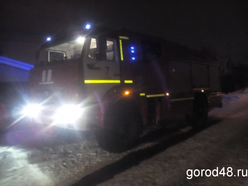 Пожилого мужчину вынесли из горящего дома Пожилого мужчину вынесли из горящего дома