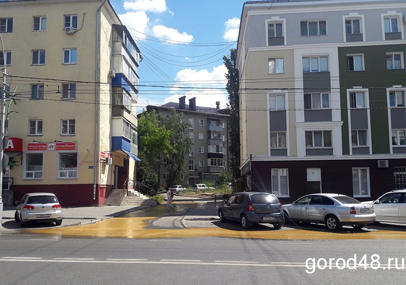 По центру Липецка течет желтая река По центру Липецка течет желтая река